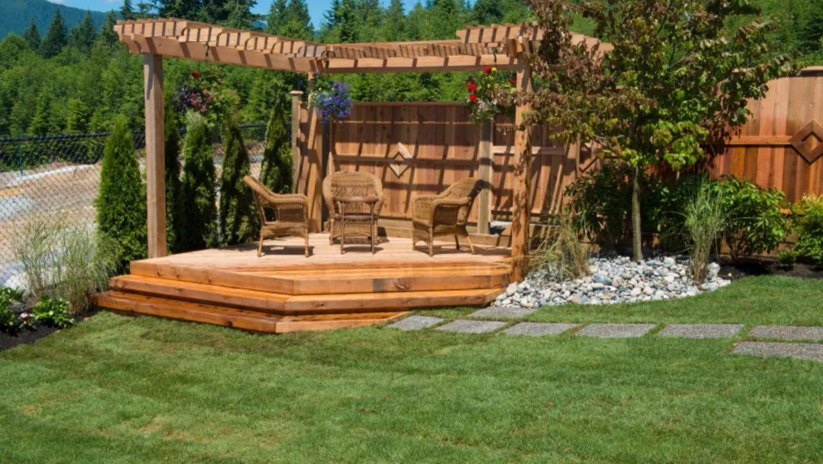 Cedar deck with pergola and privacy screen in a King County backyard